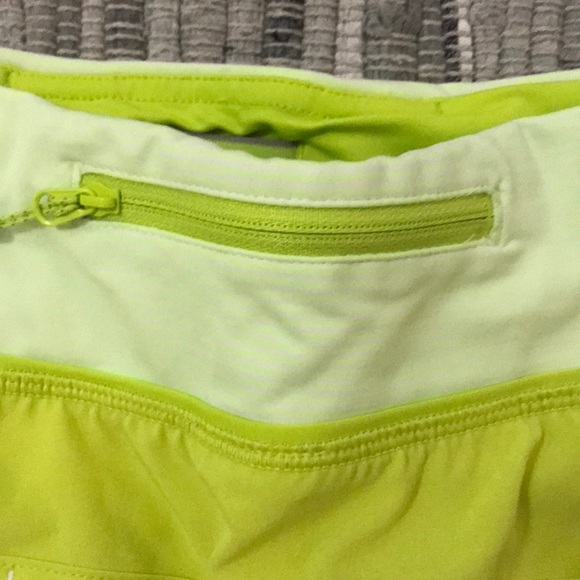 Lululemon Speed Short - 4 way stretch - lime - Picture 3 of 4